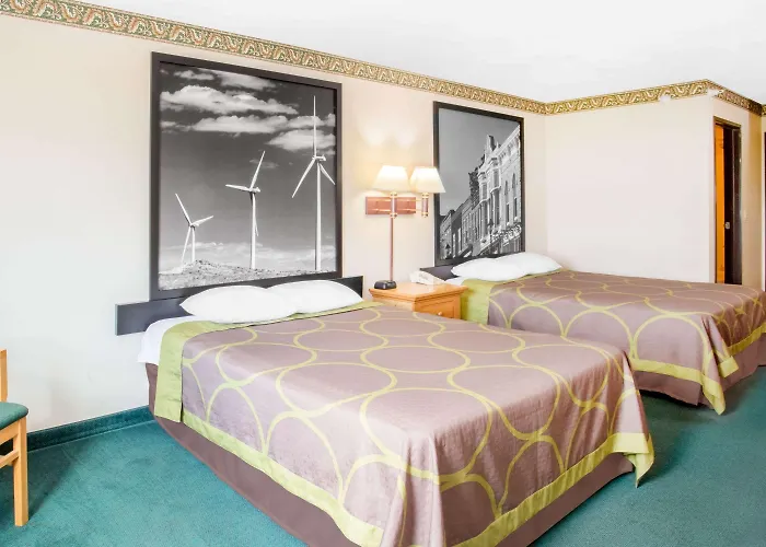 Burgundy & Hotel El Paso