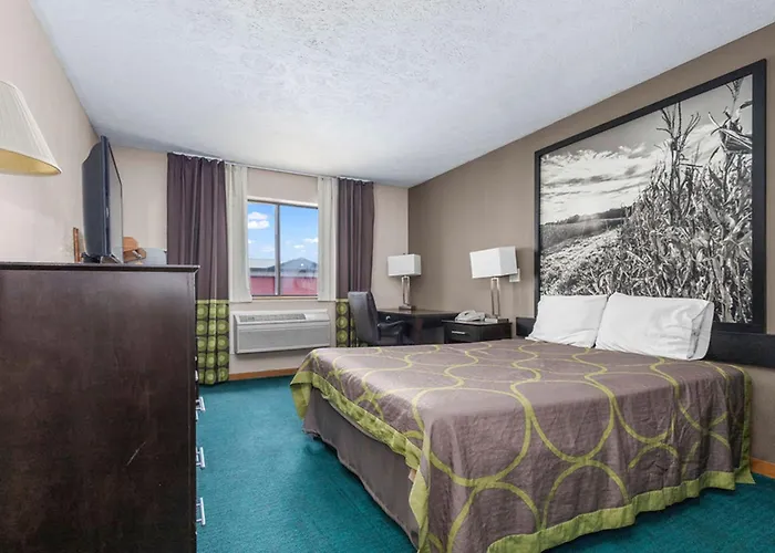 Burgundy & Hotel El Paso